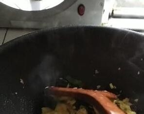 怎么做好吃的黑木耳青椒炒鸡蛋
