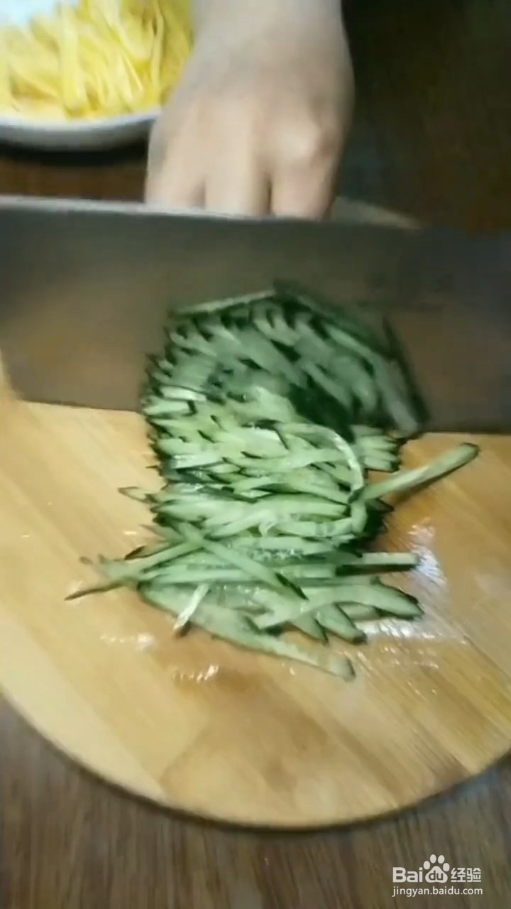 如何制作年夜饭五彩拉皮
