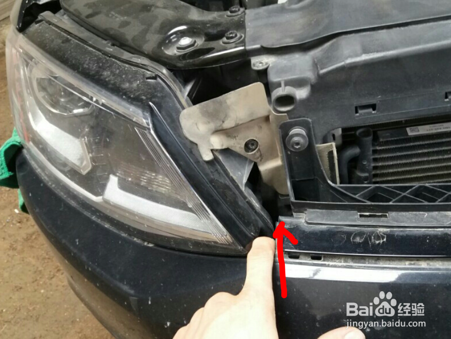 新速腾大灯怎么拆装