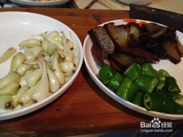 茭白炒腊肉的做法