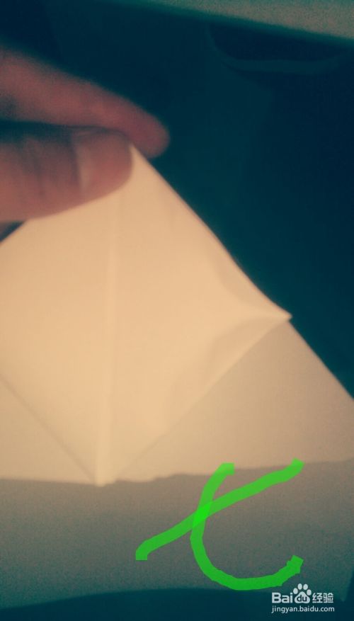 教你如何快速简单明了地折叠纸飞机(燕子飞机)