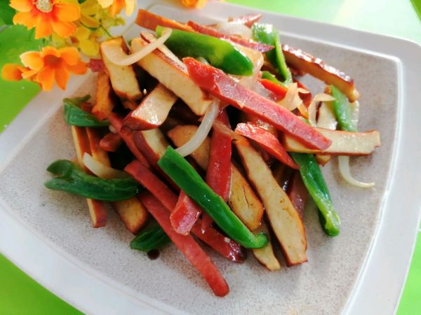 香干香肠炒青椒