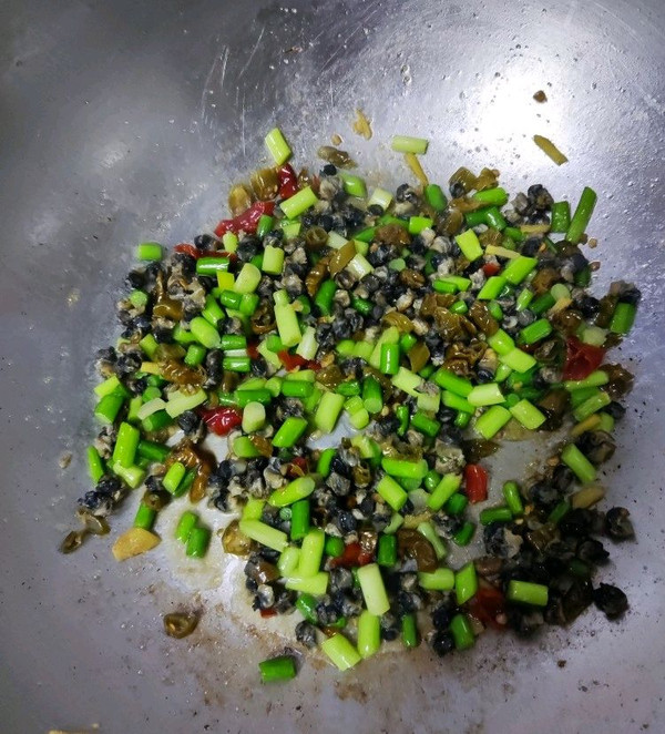 下饭家常菜：酸辣椒蒜苗炒田螺