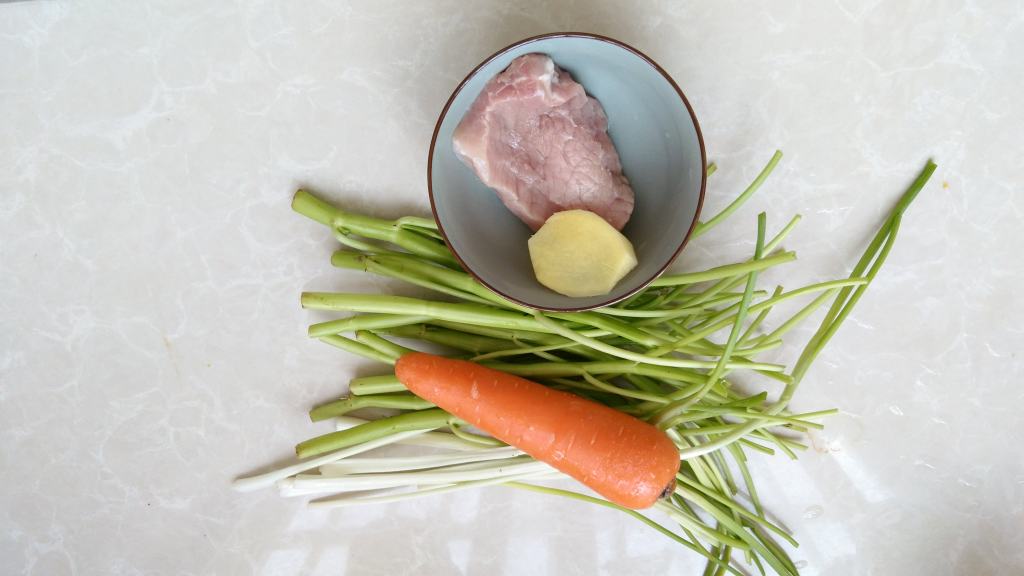 肉丝炒空心茶梗的做法,妈妈们快快点进来