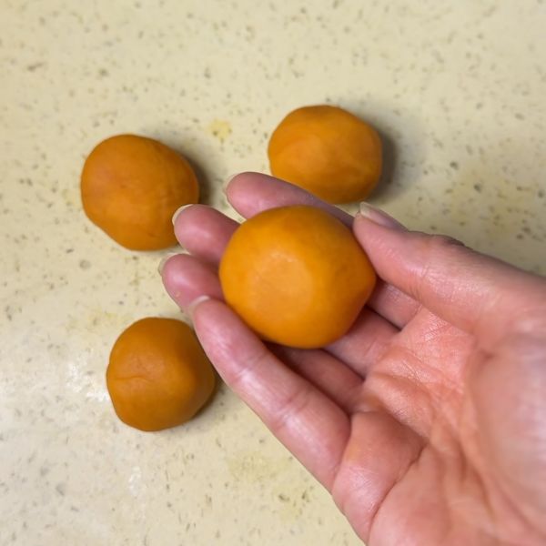 广式金沙奶黄月饼