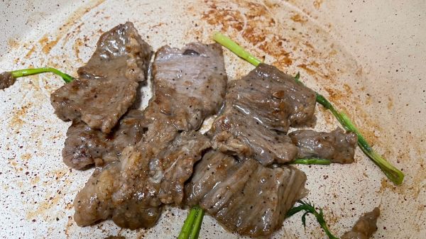 火焰金针菇牛肉盖饭