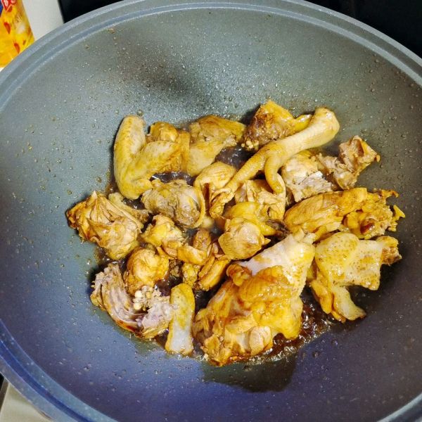 红烧鸡肉炖香菇