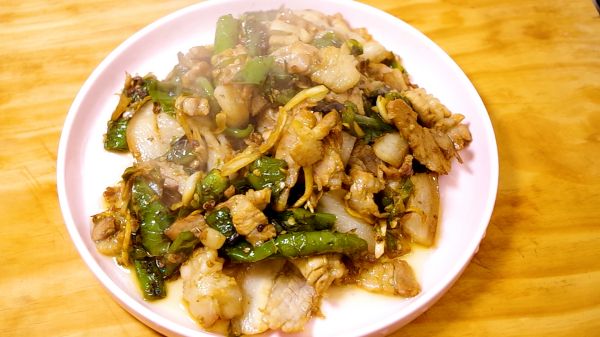 家常青椒回锅肉