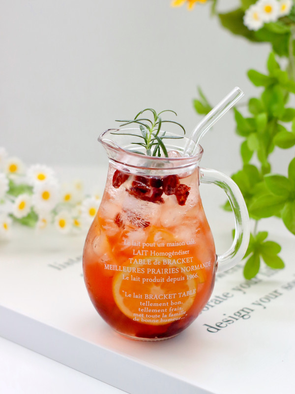 蔓越莓白桃气泡冰饮