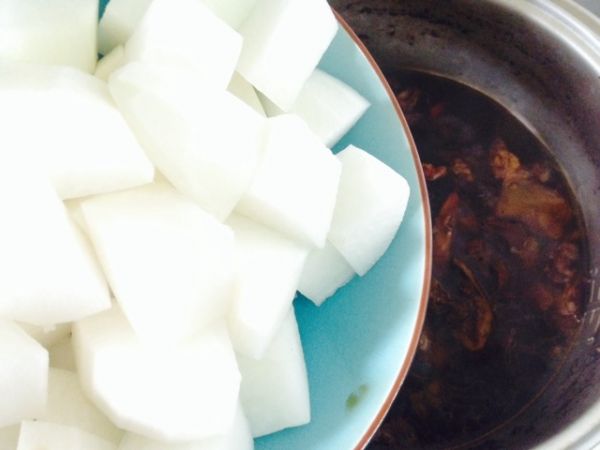 香辣白萝卜焖牛腩