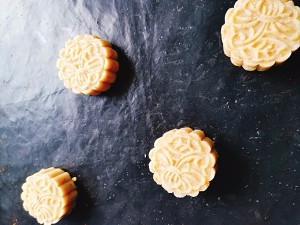 在家制作美味的澳门杏仁酥