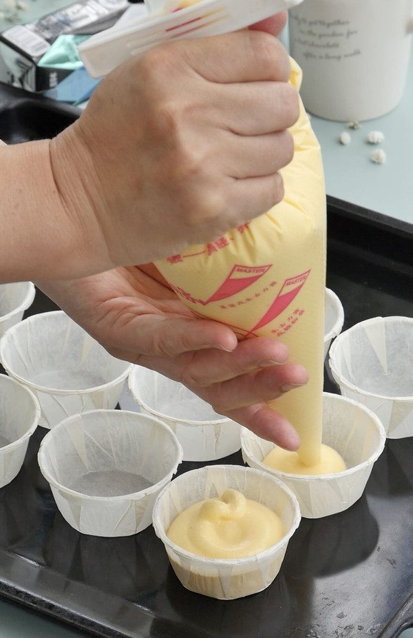 杨梅冰激凌纸杯蛋糕