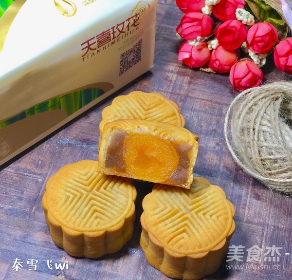 莲蓉蛋黄广式月饼