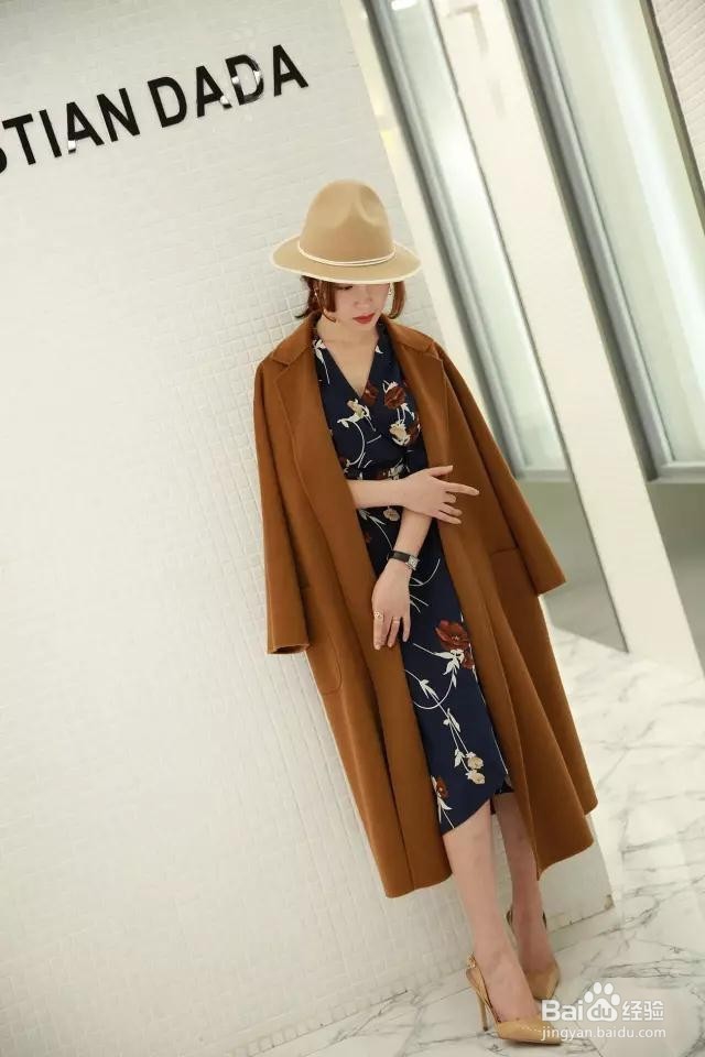 今年火热的焦糖色大衣该如何穿搭？