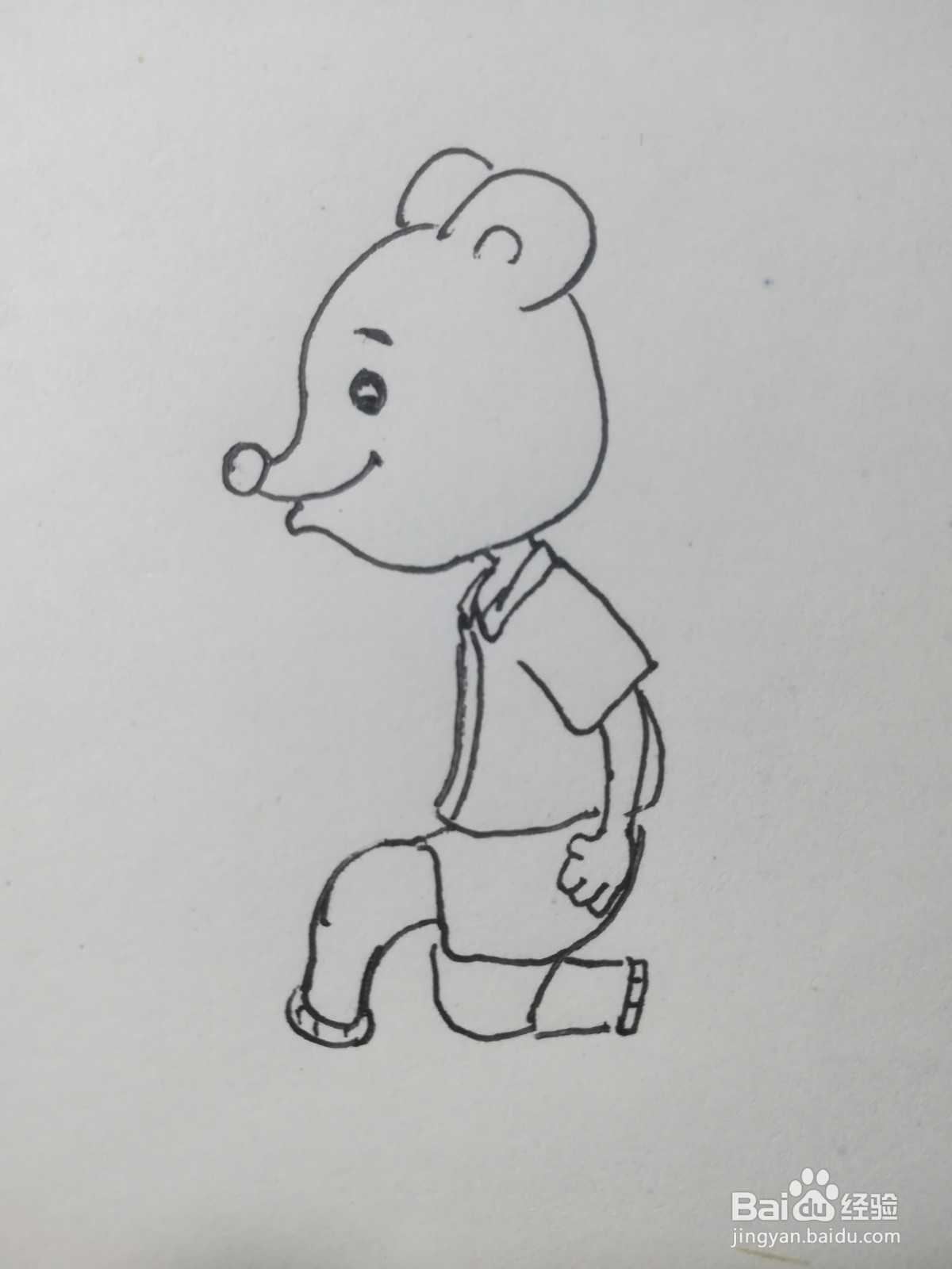 怎么画踢球的小老鼠简笔画