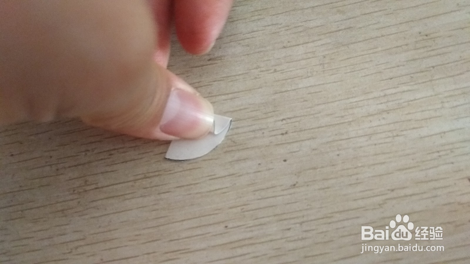 如何用半圆形硬卡纸做简易的手机的支架