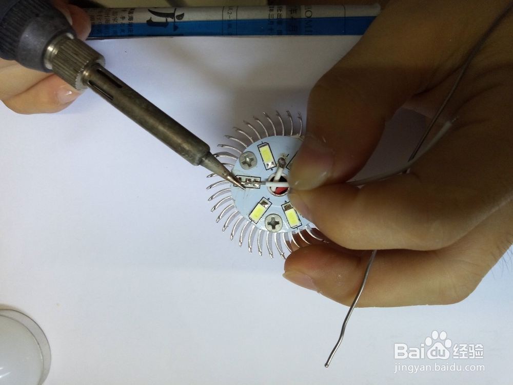 不用更换任何配件快速维修LED灯泡