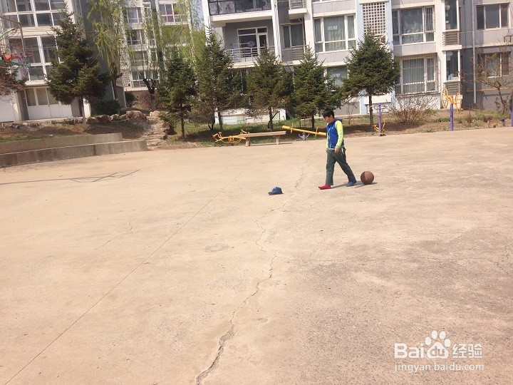 孩子玩篮球要学会双手捧篮球不能用脚踢篮球