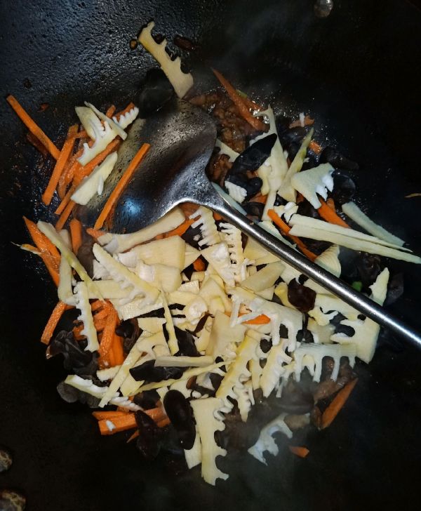 肉炒竹笋丝胡萝卜木耳