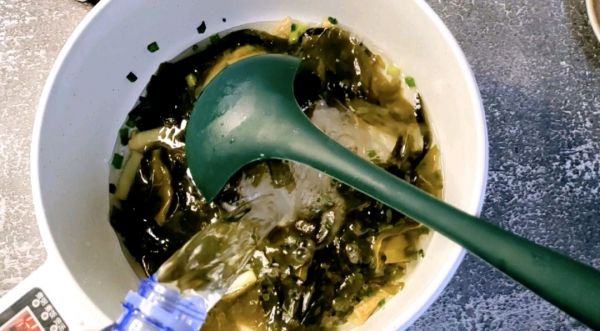 裙带菜虾滑豆腐汤