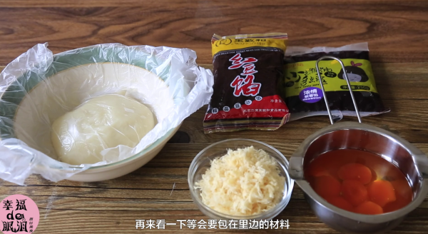 蛋黄肉松拉丝软欧包