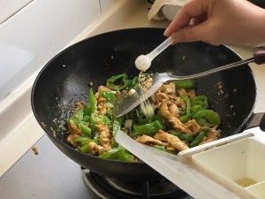 健康养生佳品鸡胸肉炒青椒的做法