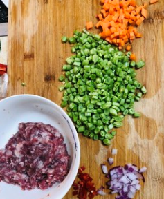 儿子能吃满满一碗饭的肉末豆角