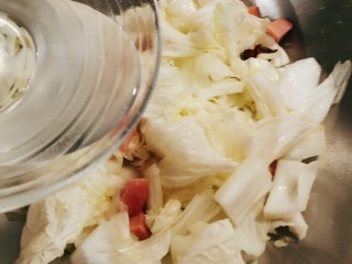 怎么做可口的火腿炖白菜