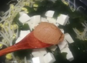 海带芽豆腐味噌汤的做法