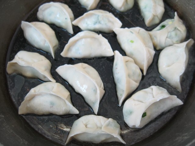 喜欢吃虾仁煎饺，快学会动手做吧！