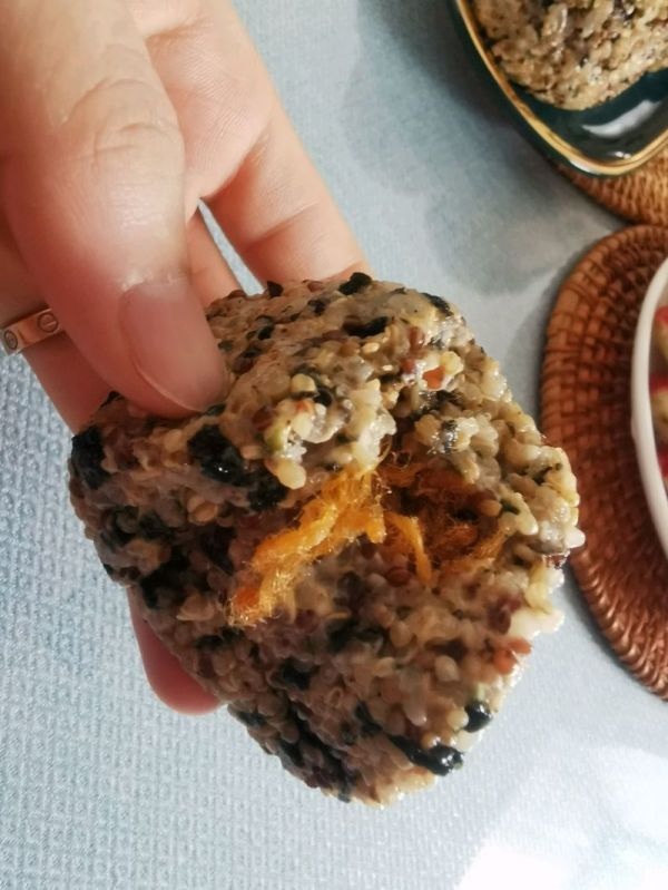 藜麦金枪鱼饭团