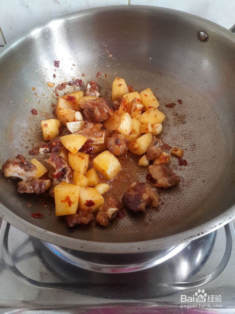 土豆焖排骨的做法