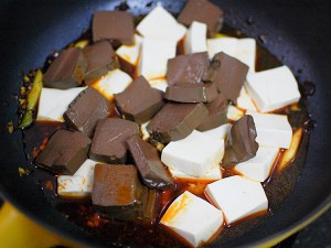 麻辣鸳鸯豆腐煲的做法