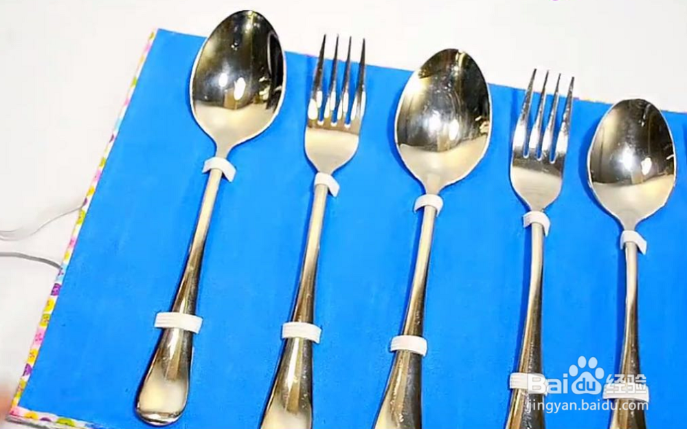 生活小妙招,喝完的奶盒的做成餐具收纳盒很实用