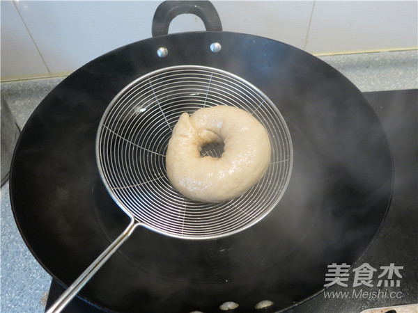 金枪鱼贝果三明治