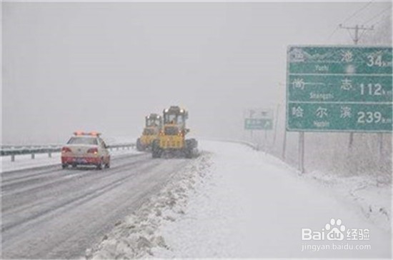 安徽高速多车追尾，高速公路怎么防止追尾事故