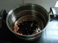 皮肤白皙光滑黑豆薏米百合汤的做法