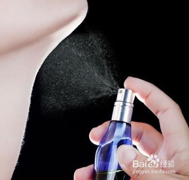 女生喷香水的正确方法位置