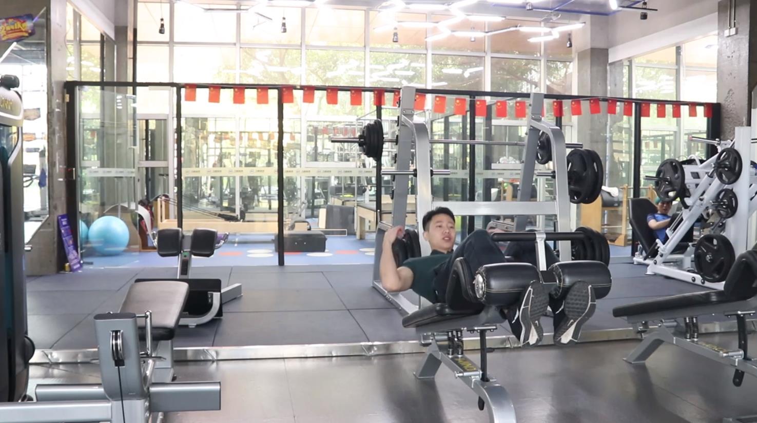 平板卷腹器怎么训练直腹肌？