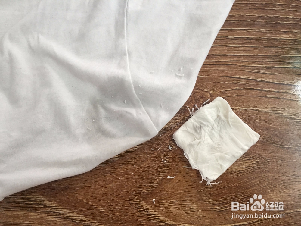 怎样用纸巾擦去衣服上的污垢?