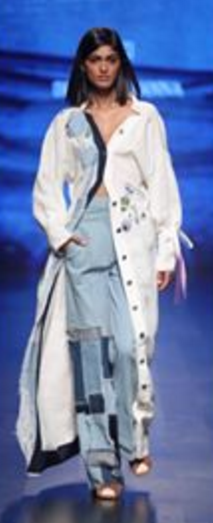 牛仔拼接喇叭裤上看起来非常迷人