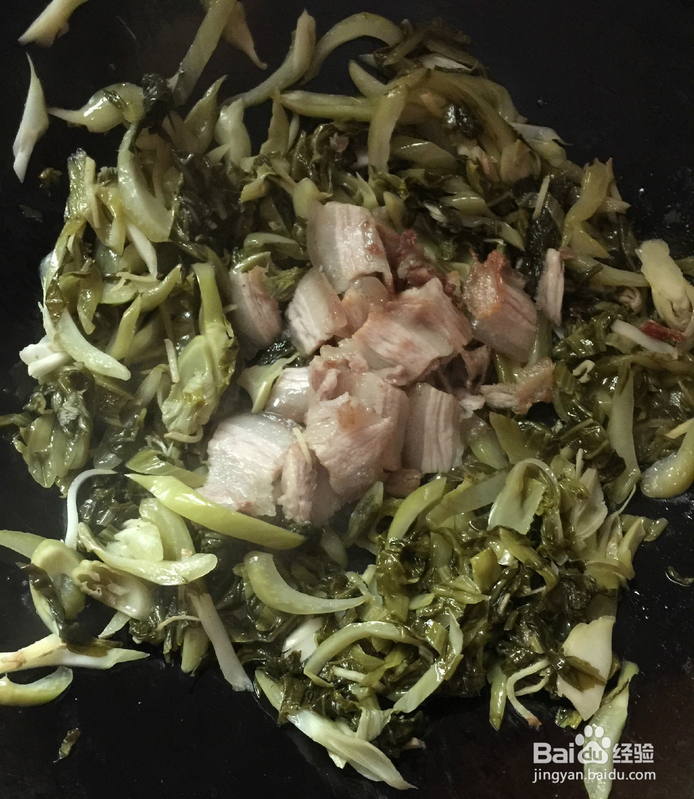 五花肉炒酸菜的简单做法。
