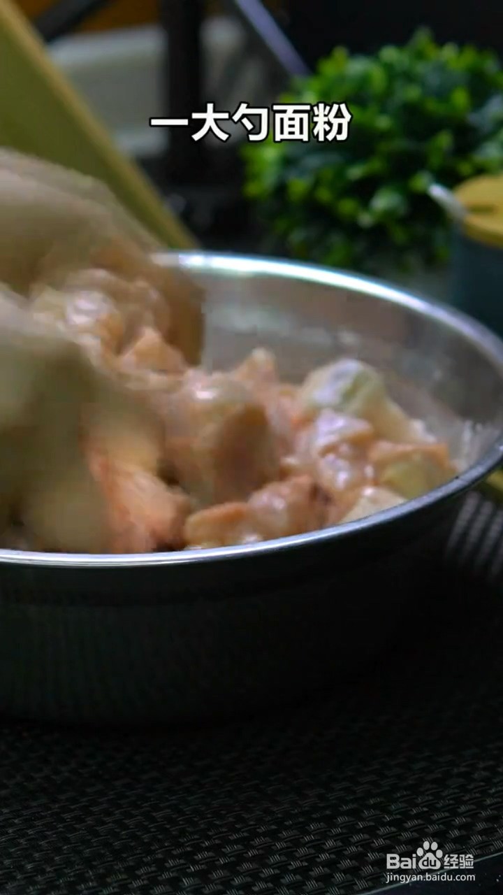 如何制作葱油焖鸡?