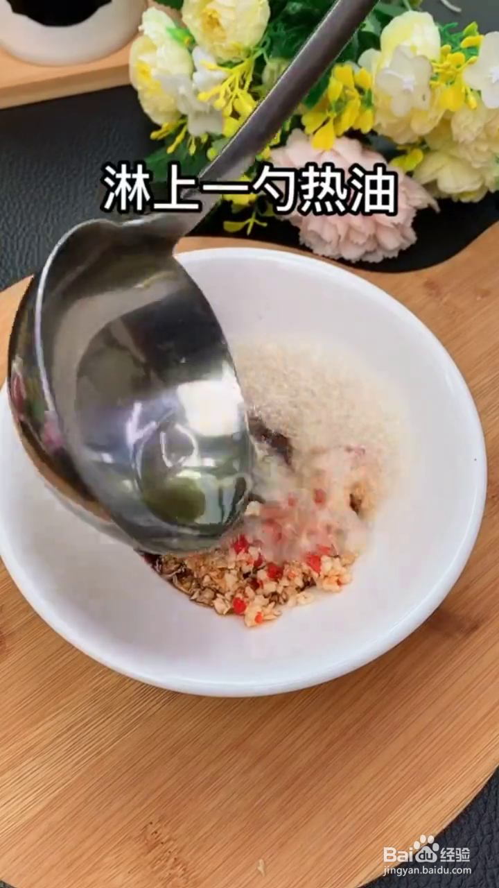 如何制作好吃入味的蒜香金针菇火腿粉丝?