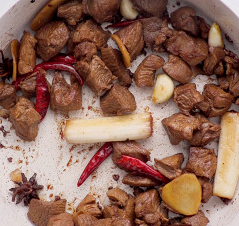 胡萝卜焖羊肉的做法