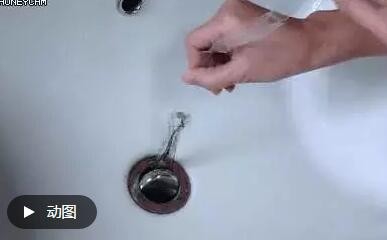 下水道堵了,她随手丢进两块药片就疏通了!