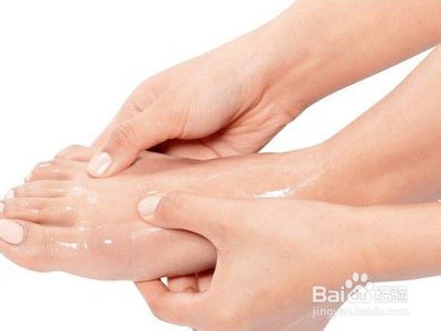 白醋泡脚的好处和注意事项