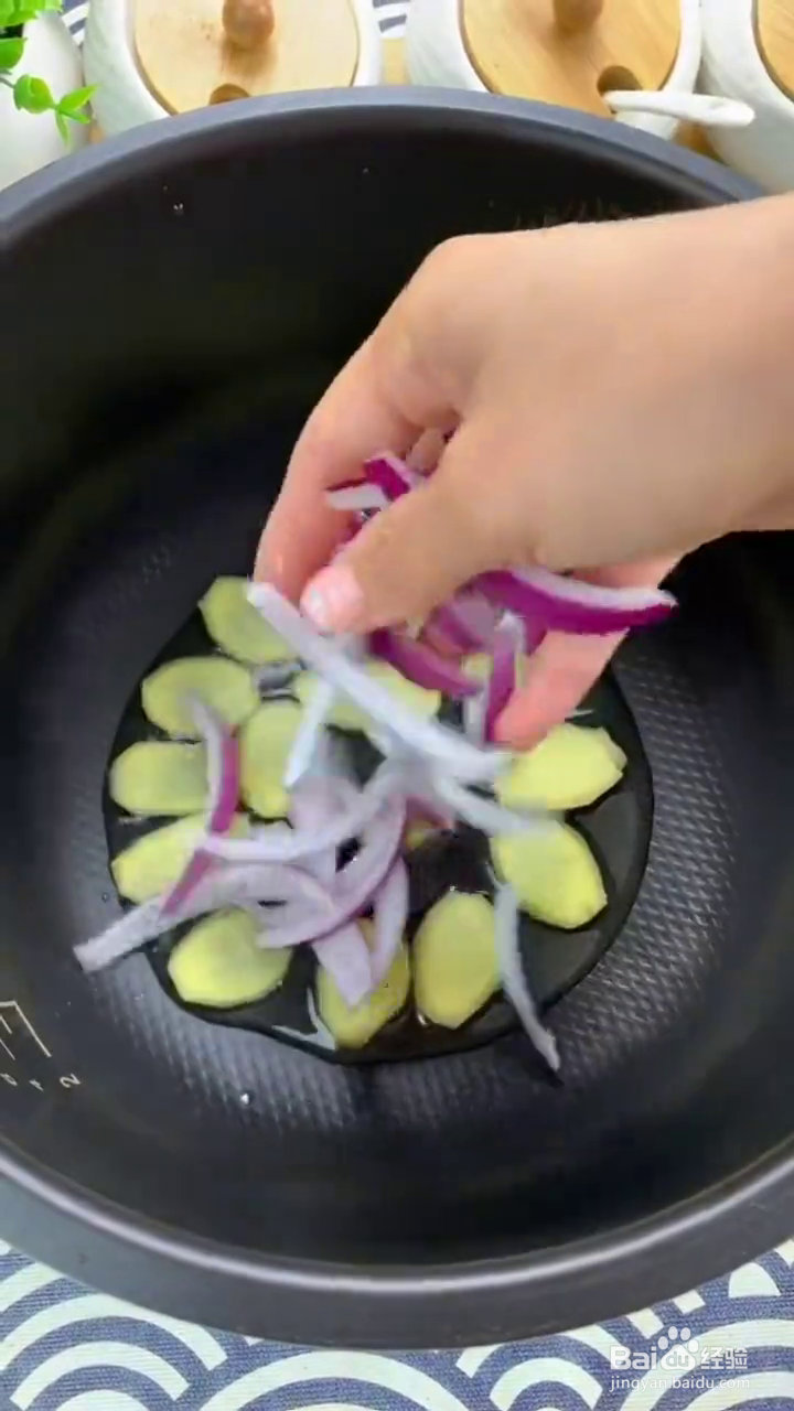 如何制作美味的电饭煲草鱼?