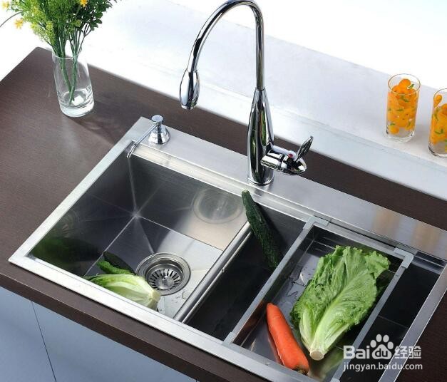 洗菜池水龙头下方如何拆卸