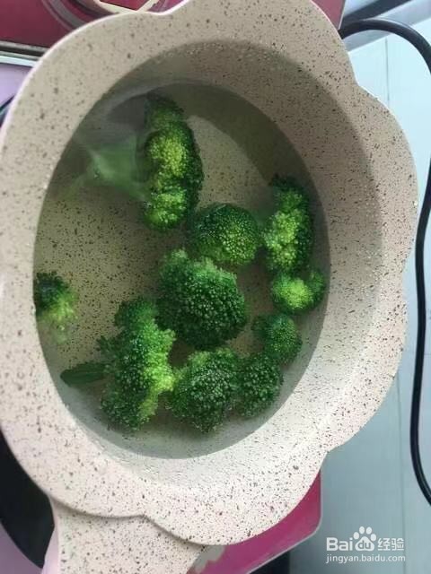 6个月宝宝辅食--西蓝花泥